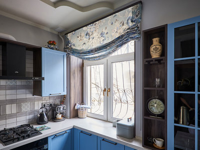 Фото штор: Мягкая и нежная римская штора в голубых тонах с цветами, Мещерякова