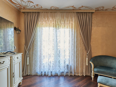 Шторы для дома: Классические шторы и декоративные римские под заказ в доме